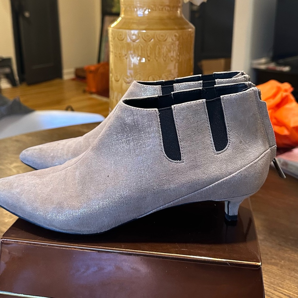 Donald/Pliner Closed Toe Booties - Size 9.5